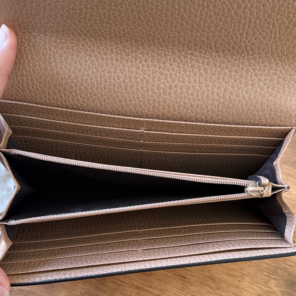 Authentic GUCCI Interlocking GG Beige Leather Long Bifold Wallet - Picture 8 of 10